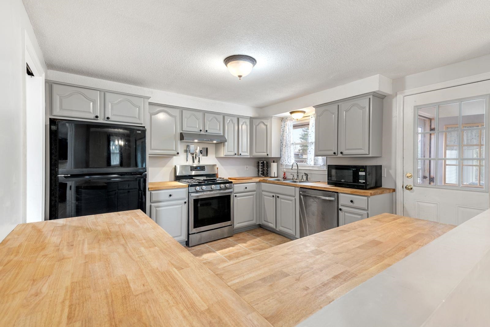 Property Photo: 3 Norwich Road NH 03062