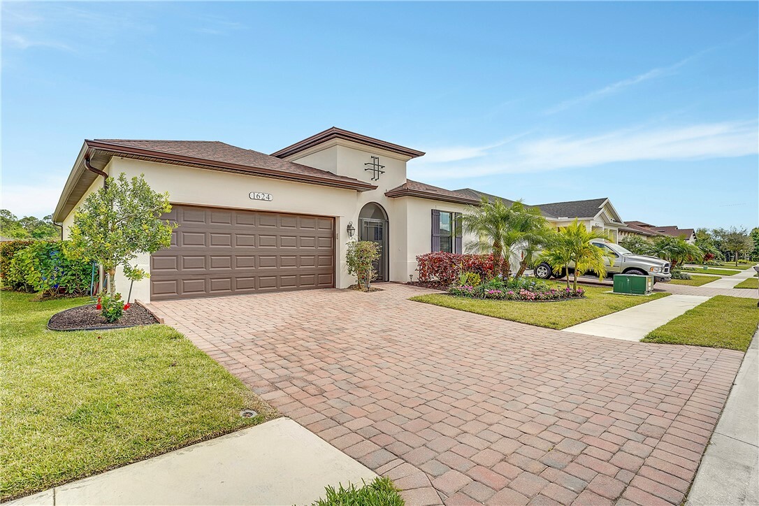 Property Photo:  1624 Willows Square  FL 32966 