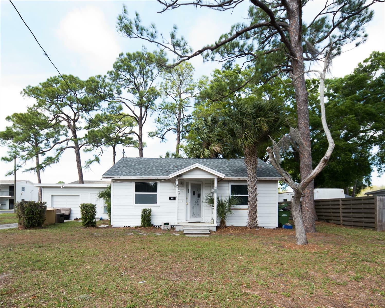 Property Photo:  701 N Lime Avenue  FL 34237 