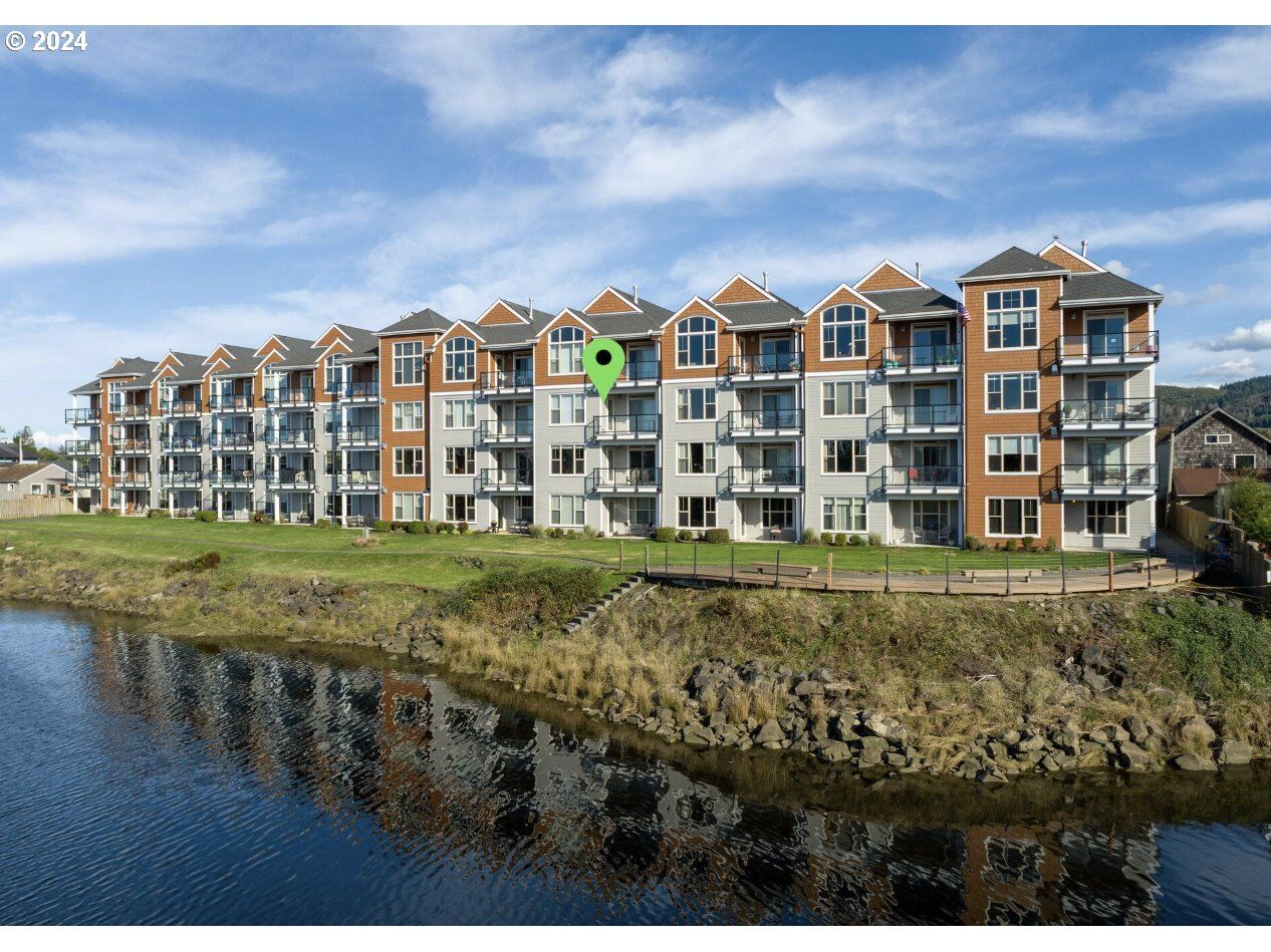 Property Photo:  1000 N Holladay Dr 304  OR 97138 