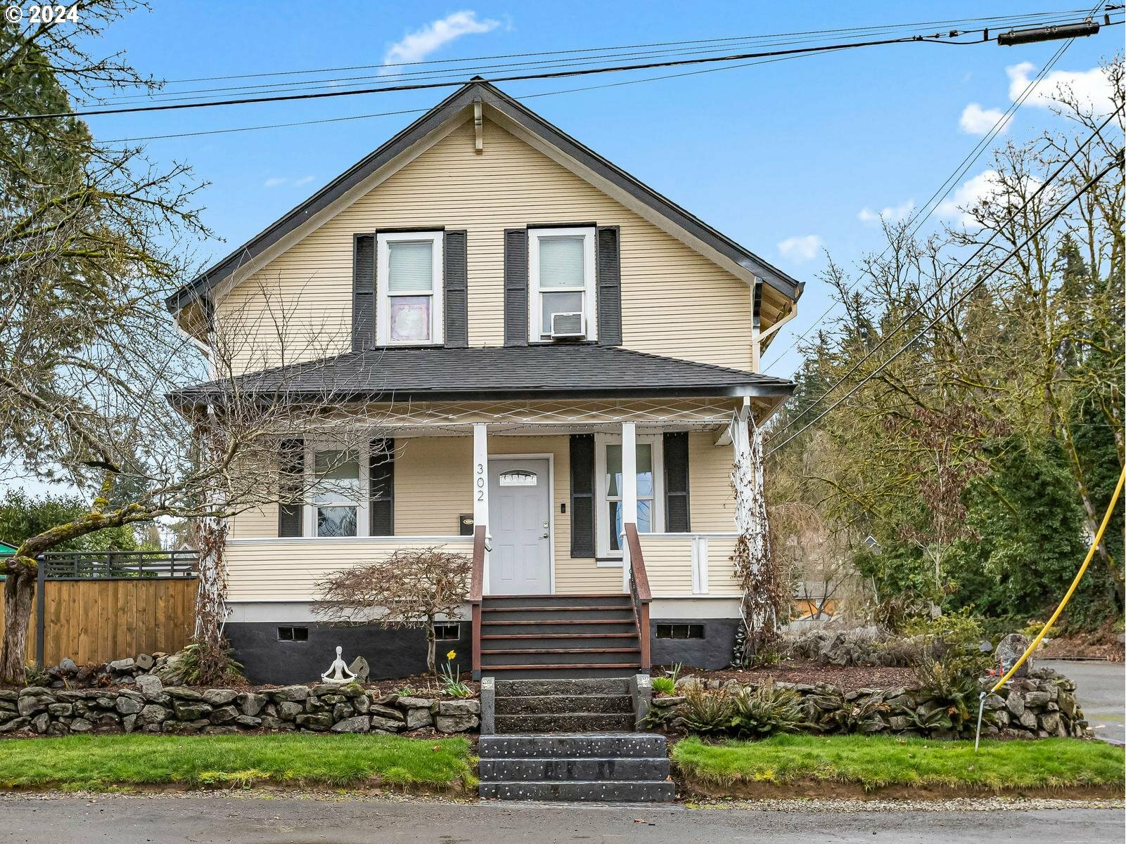 Property Photo:  302 John Adams St  OR 97045 