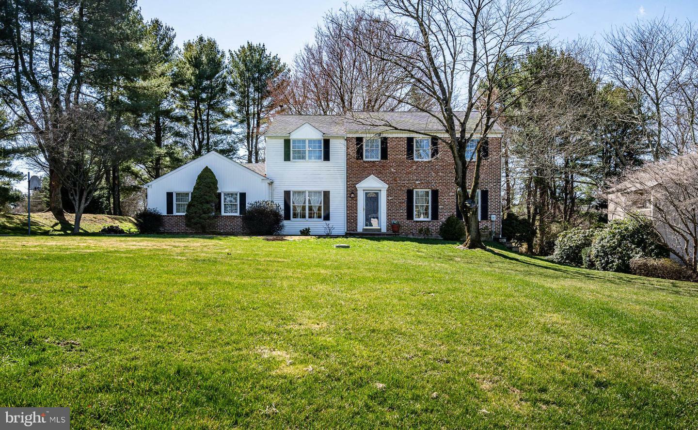 Property Photo:  90 Colonial Circle  PA 19373 