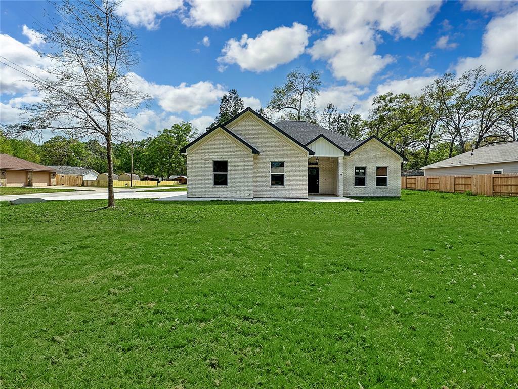 Property Photo: 310 Helen St TX 77328