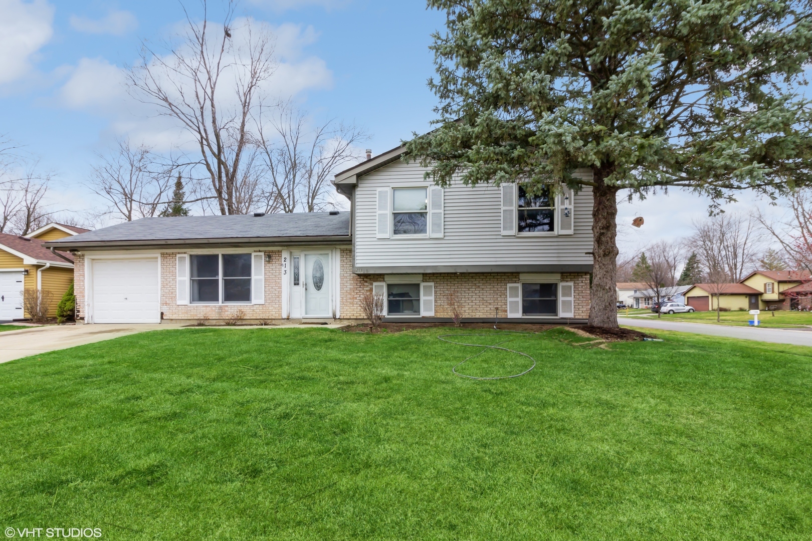 Property Photo:  213 N Lincolnshire Court  IL 60440 