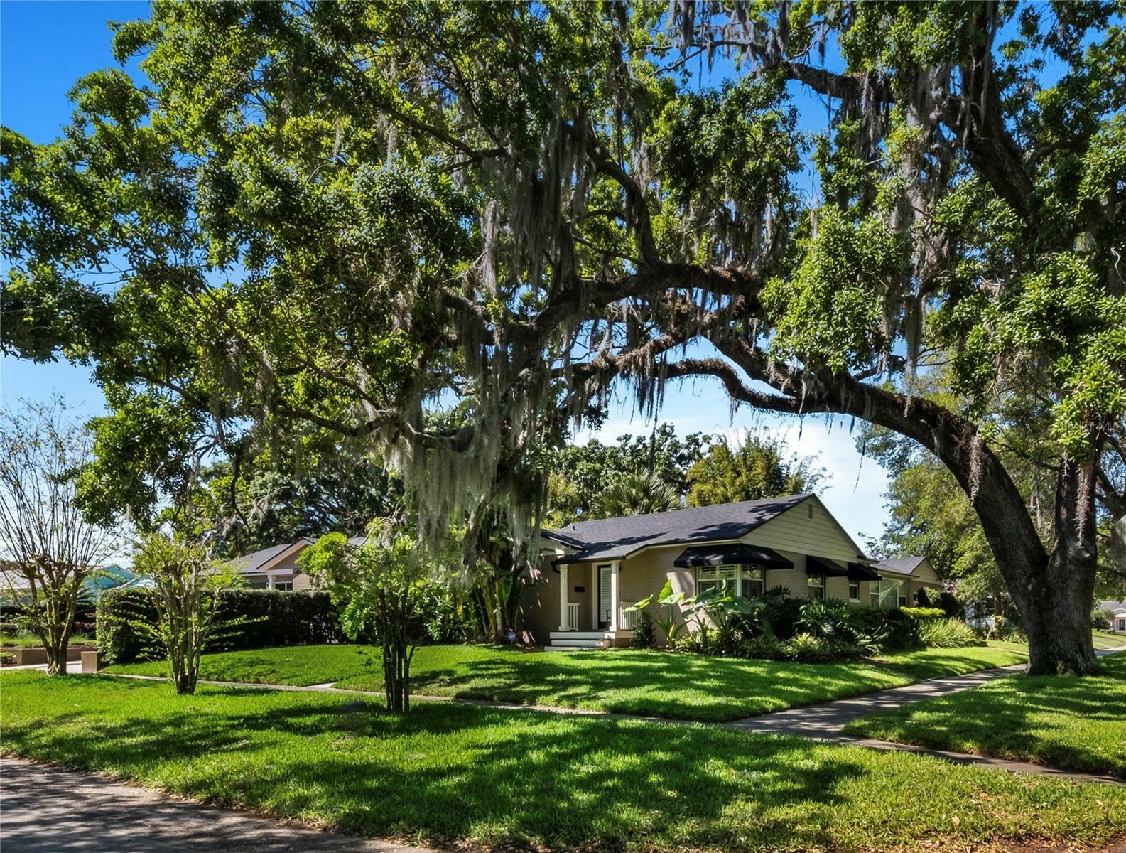 Property Photo:  827 Mayfair Circle  FL 32803 