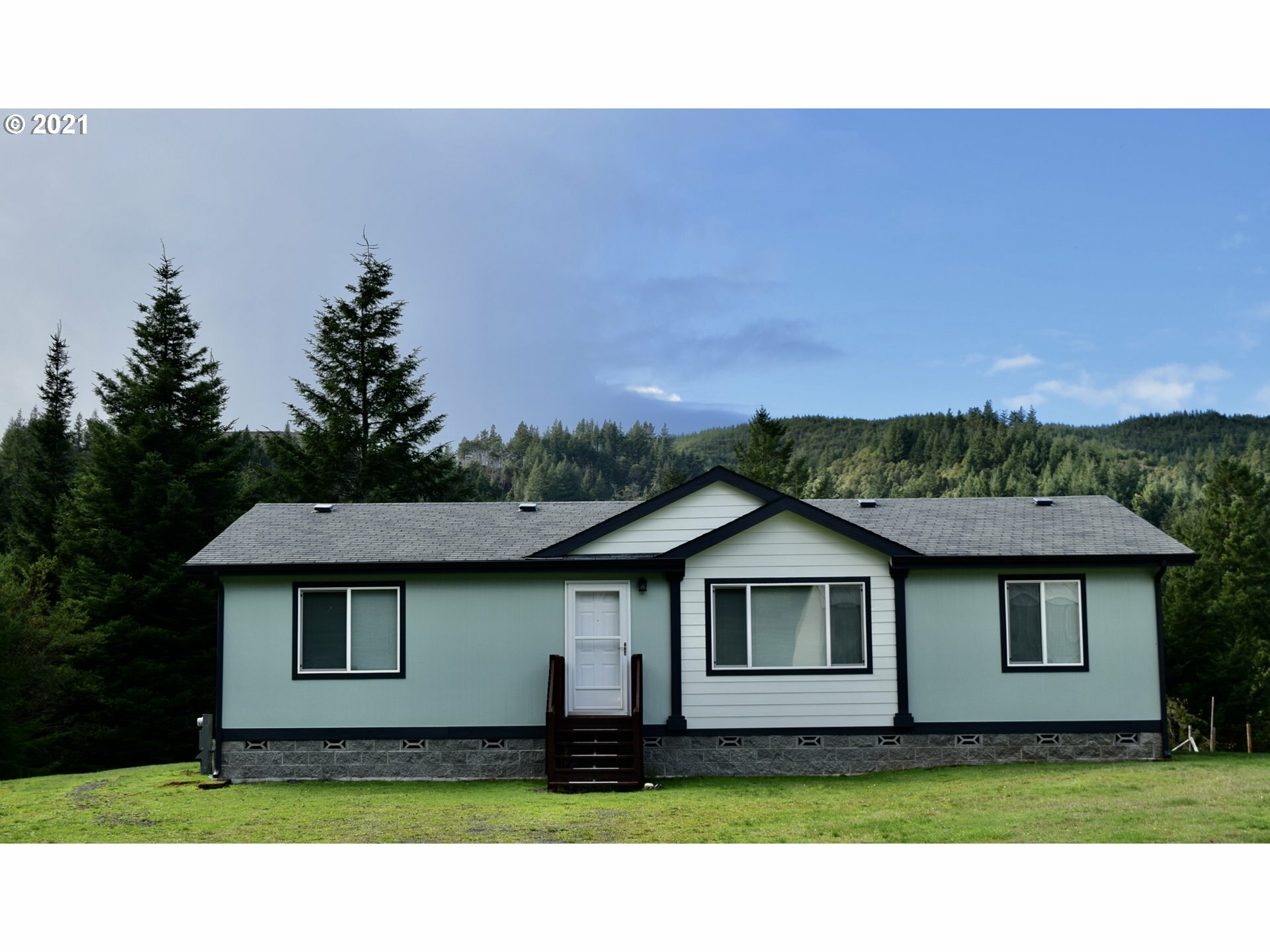 Property Photo: 95851 McKinnon Dr OR 97444