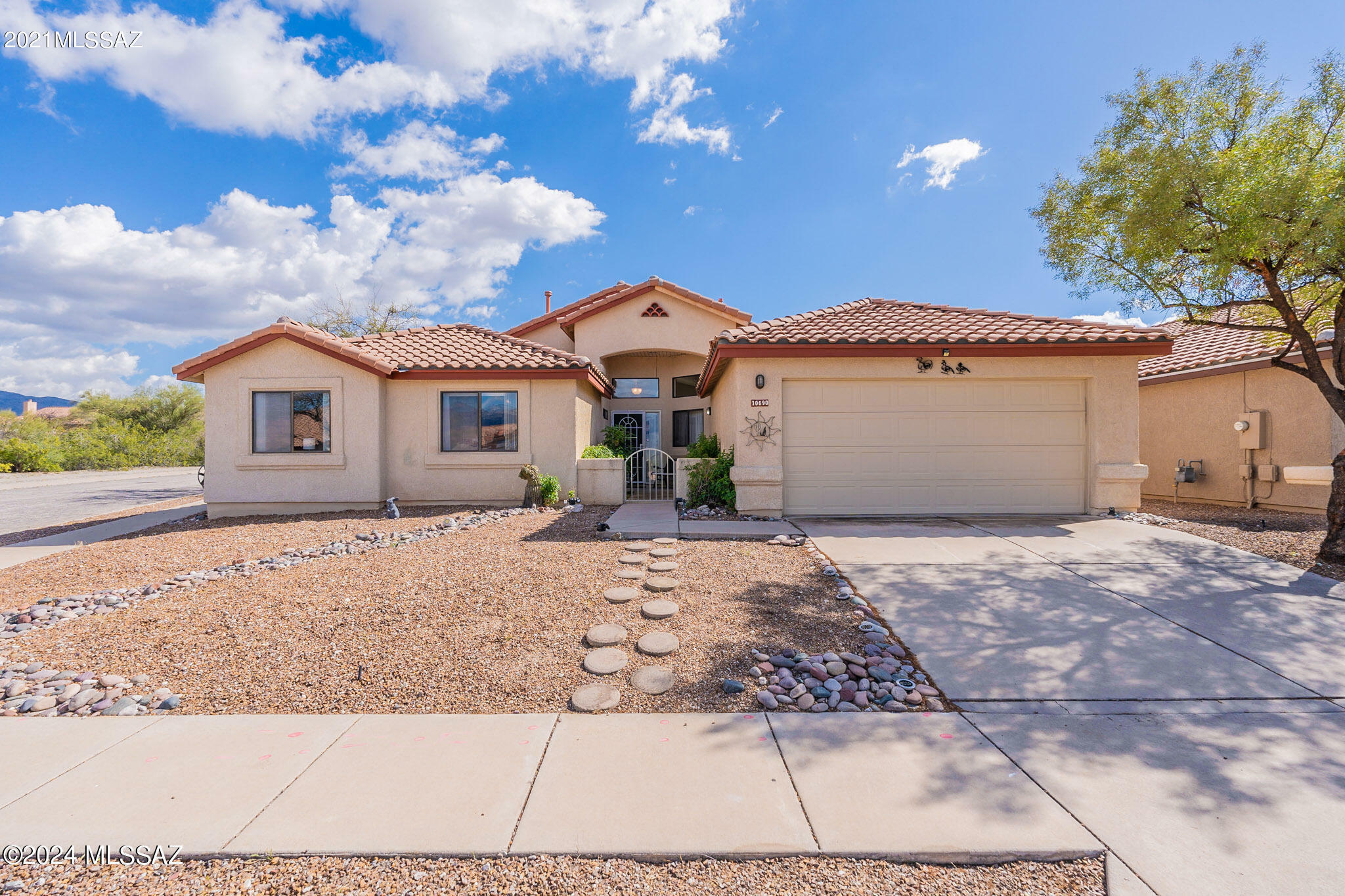 Property Photo:  10690 E Channelside Drive  AZ 85748 