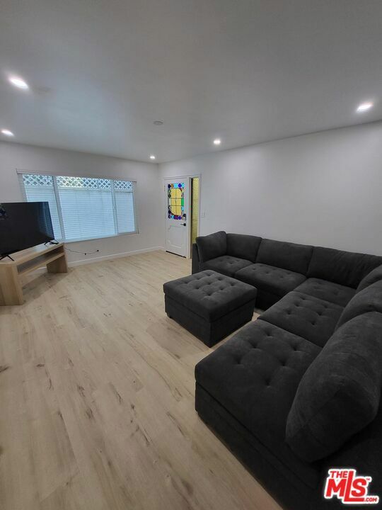 Property Photo:  722 Lincoln Boulevard 3  CA 90402 