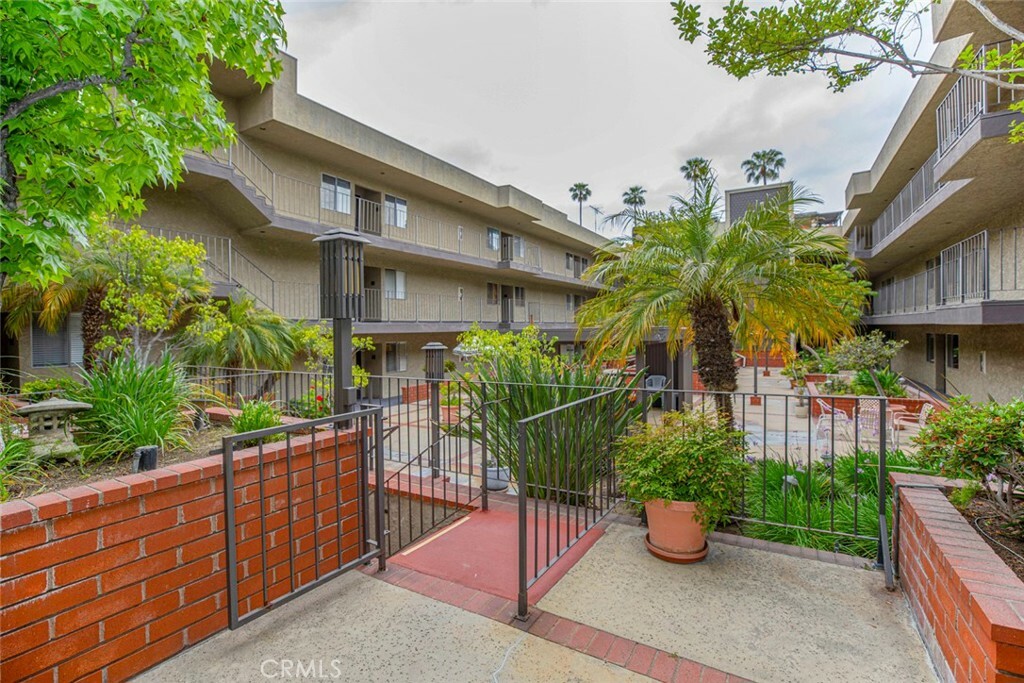 Property Photo:  125 W Mountain Street 206  CA 91202 