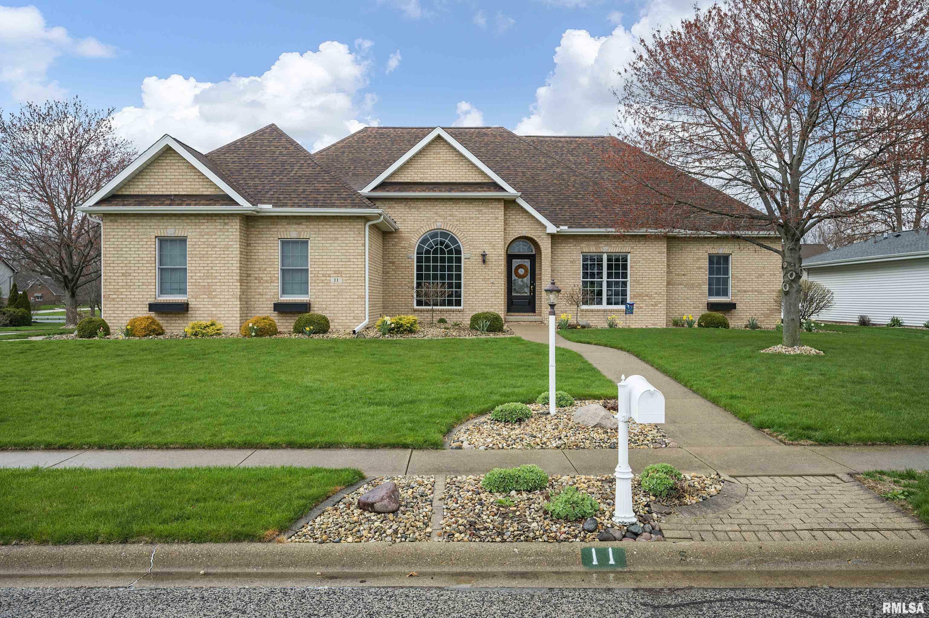 Property Photo:  11 St Marks Circle  IL 61550 