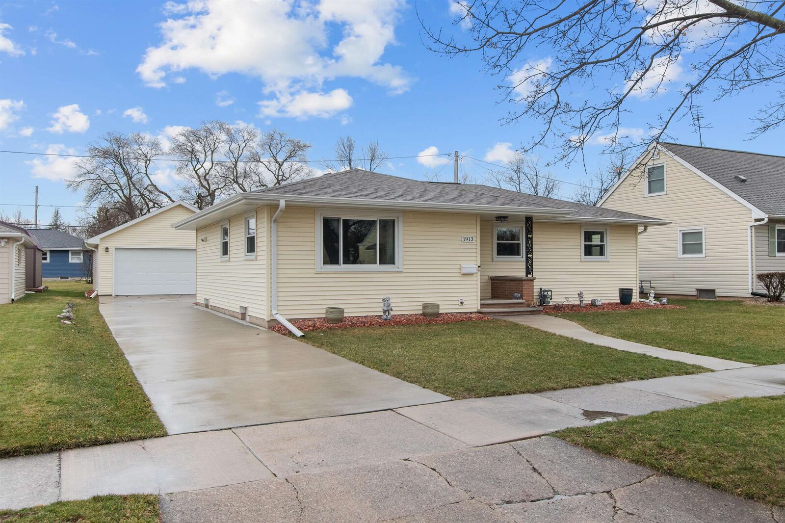 Property Photo: 1913 E Frances Street WI 54911-3346