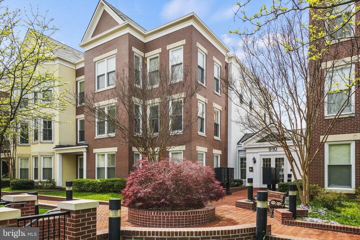 910 Powhatan Street 206S  Alexandria VA 22314 photo
