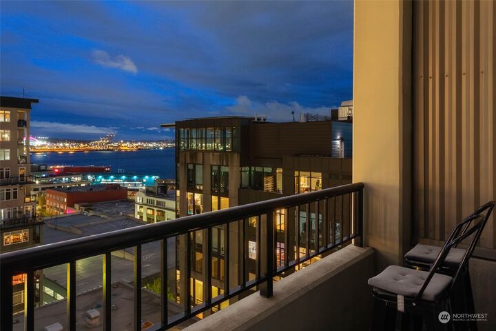 Property Photo:  2717 Western Avenue Ph-18  WA 98121 