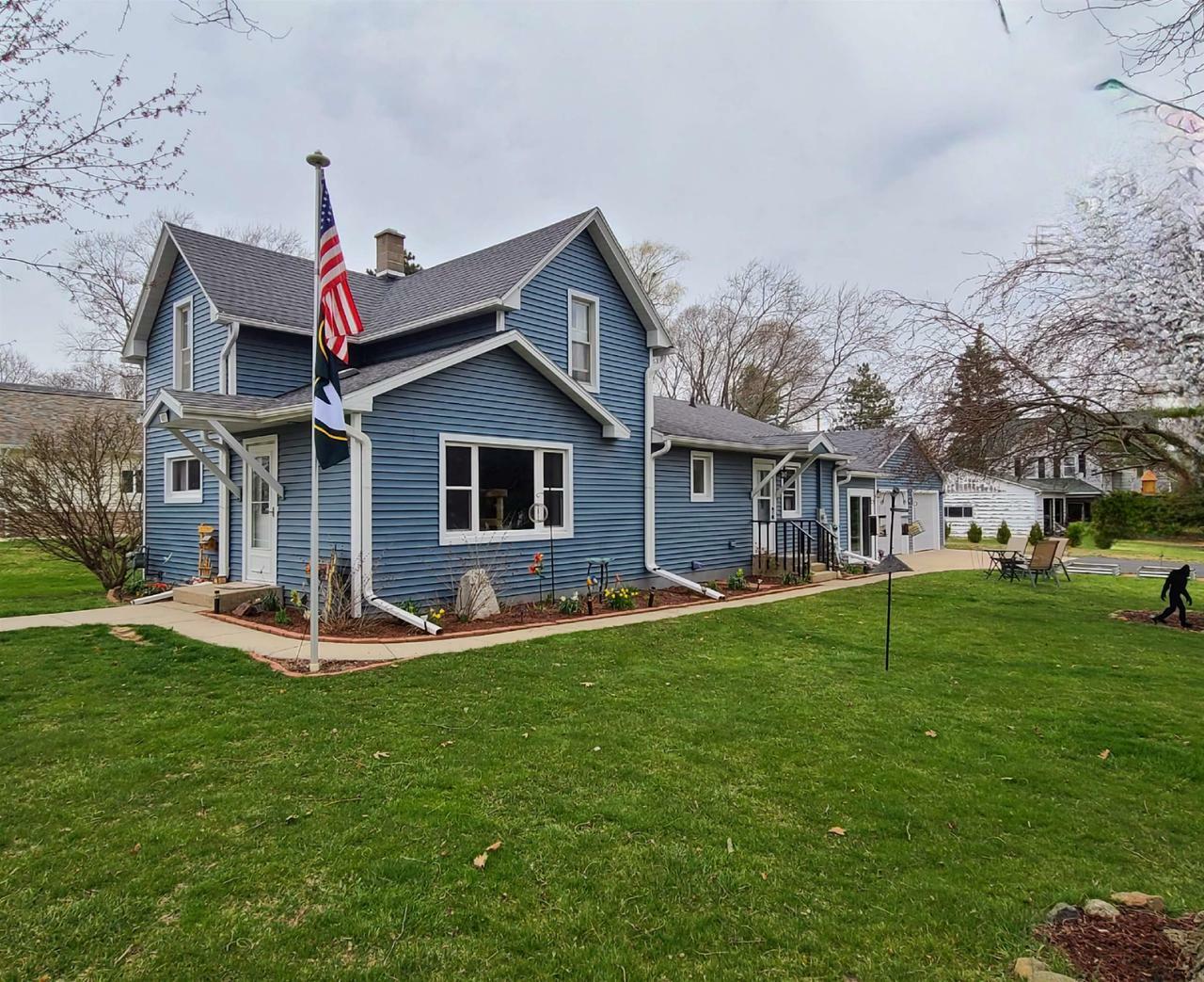 Property Photo:  403 West Harvey Street  WI 53960 