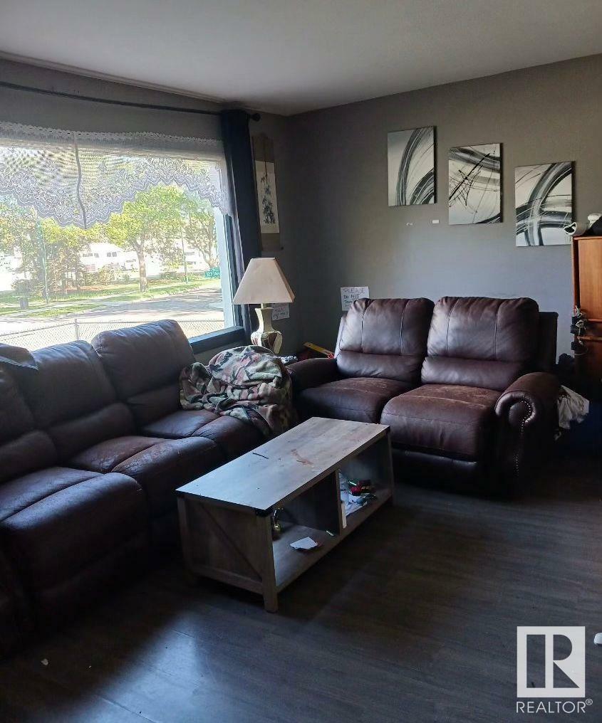 Photo de la propriété:  12310 76 Street NW  AB T5B 2E4 