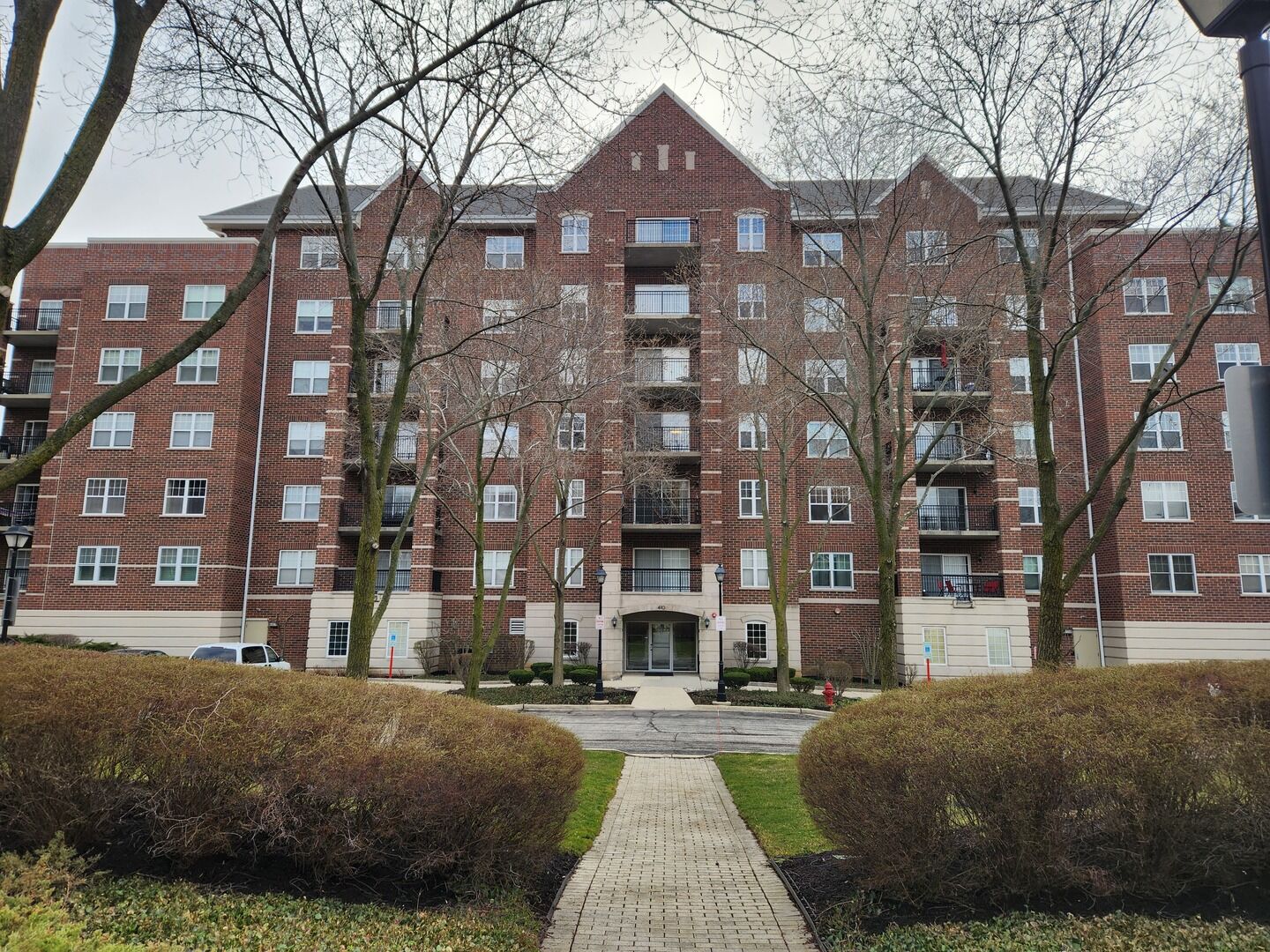 Property Photo:  410 W Mahogany Court 703  IL 60067 