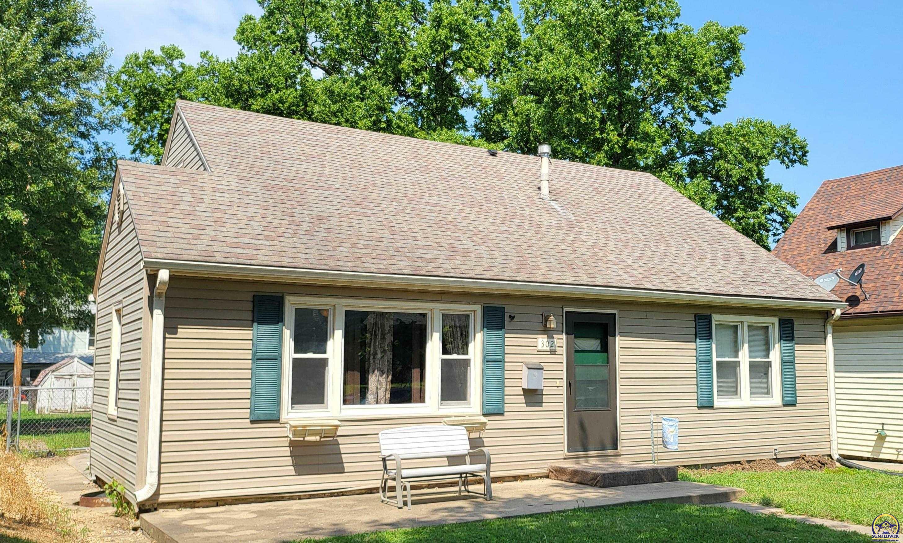 Property Photo:  302 Walnut St  KS 66088 