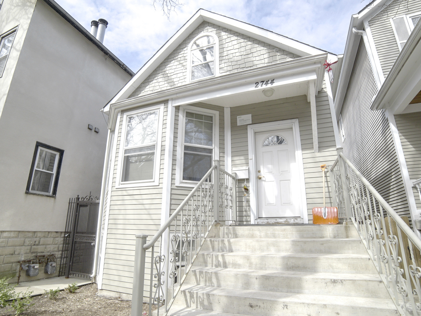 Property Photo: 2744 N Kenmore Avenue IL 60614
