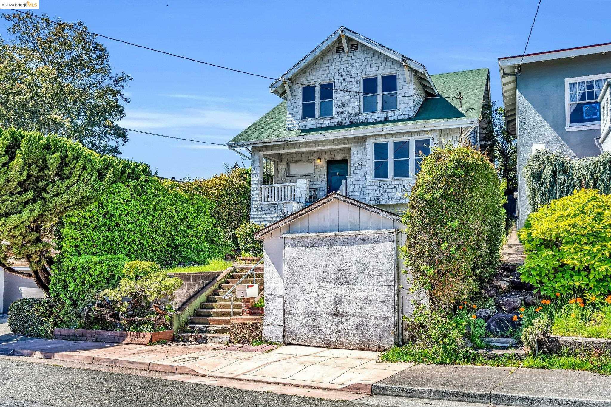 Property Photo:  333 Pacific Ave  CA 94611 
