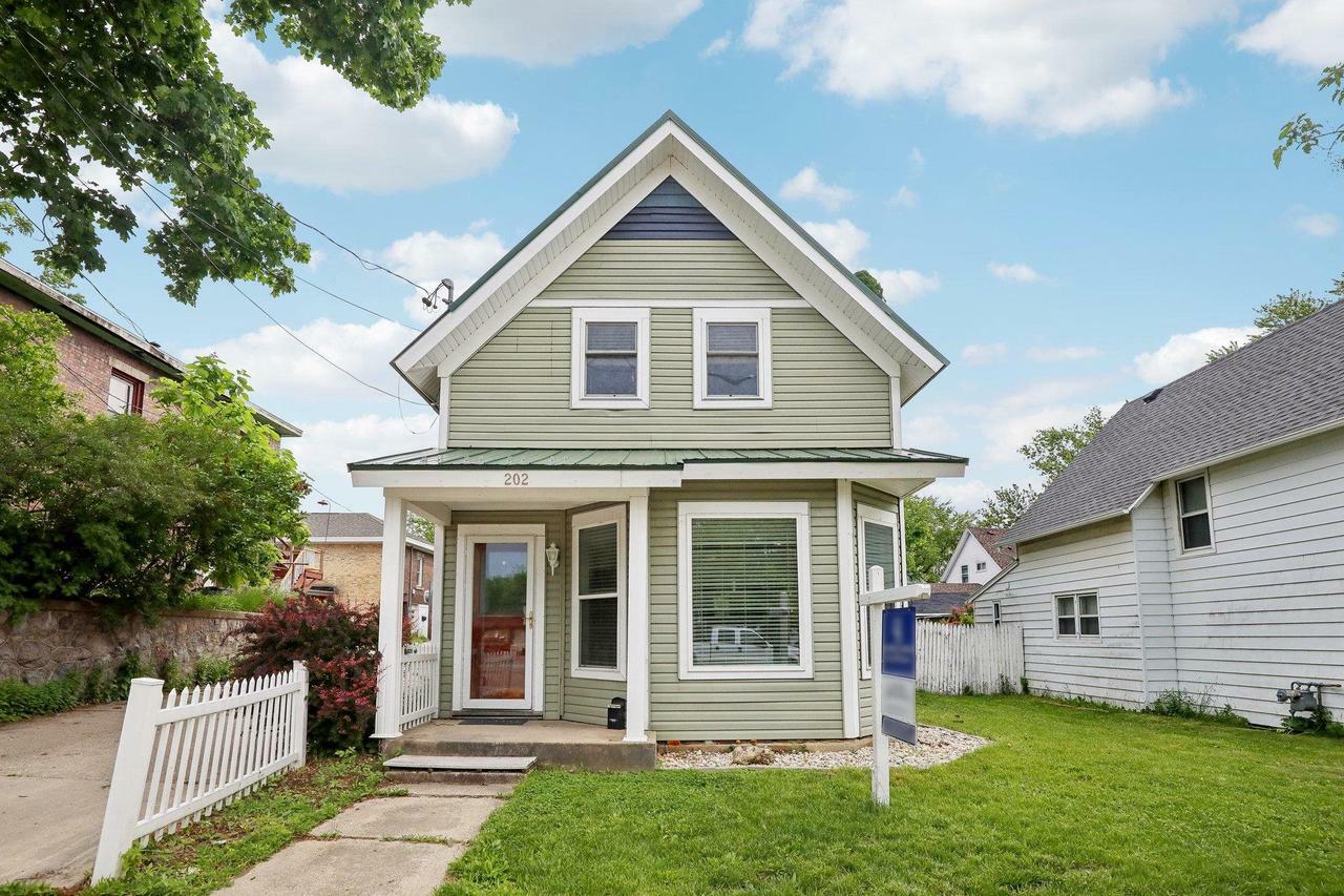 Property Photo:  202 East Fulton Street  WI 53534 