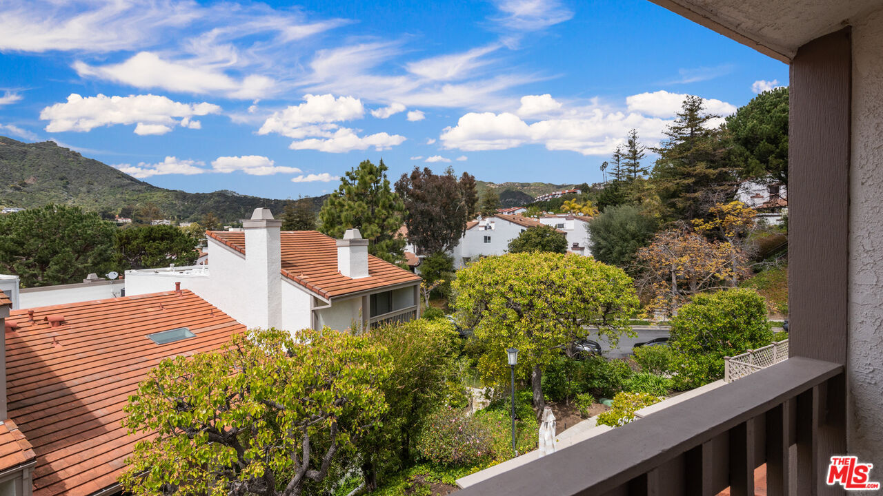 Property Photo:  17098   Palisades Cir  CA 90272 