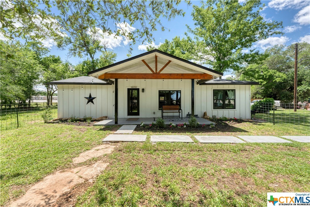 Property Photo: 613 S 2nd Street TX 78160