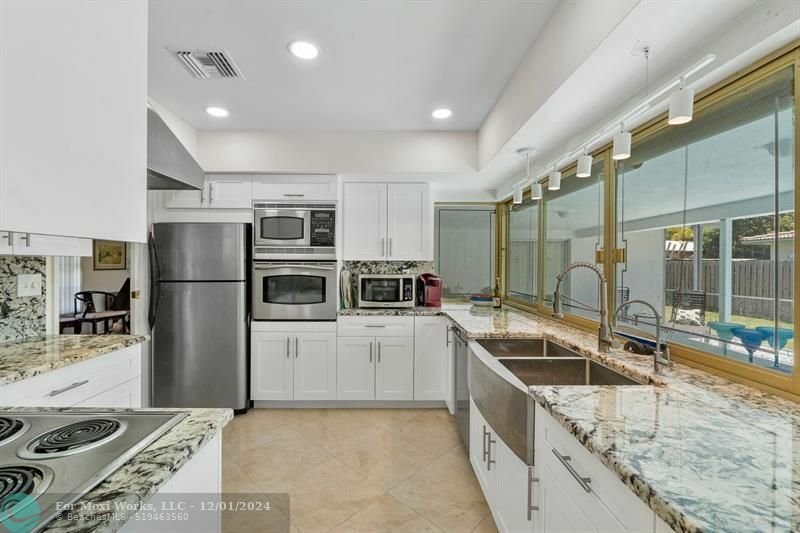 Property Photo:  1011 SE 12th Ave  FL 33441 