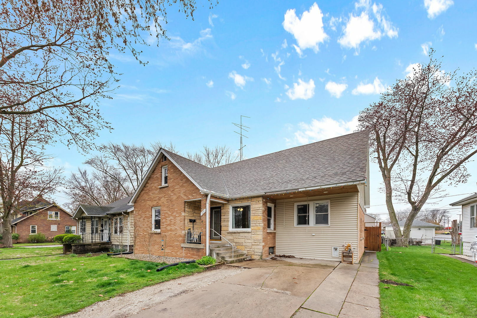 Property Photo:  179 S May Avenue  IL 60901 