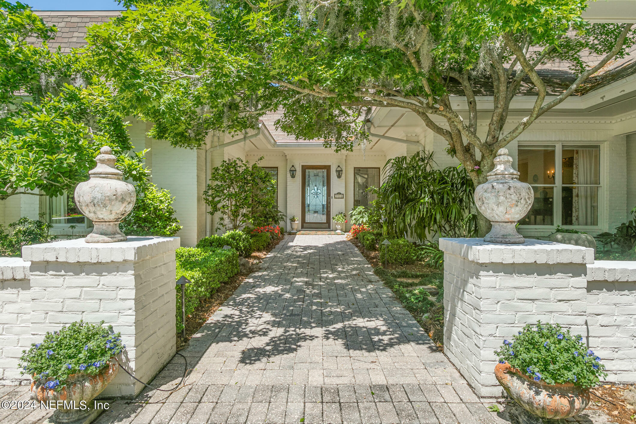 Property Photo:  3918 Alhambra Drive W  FL 32207 