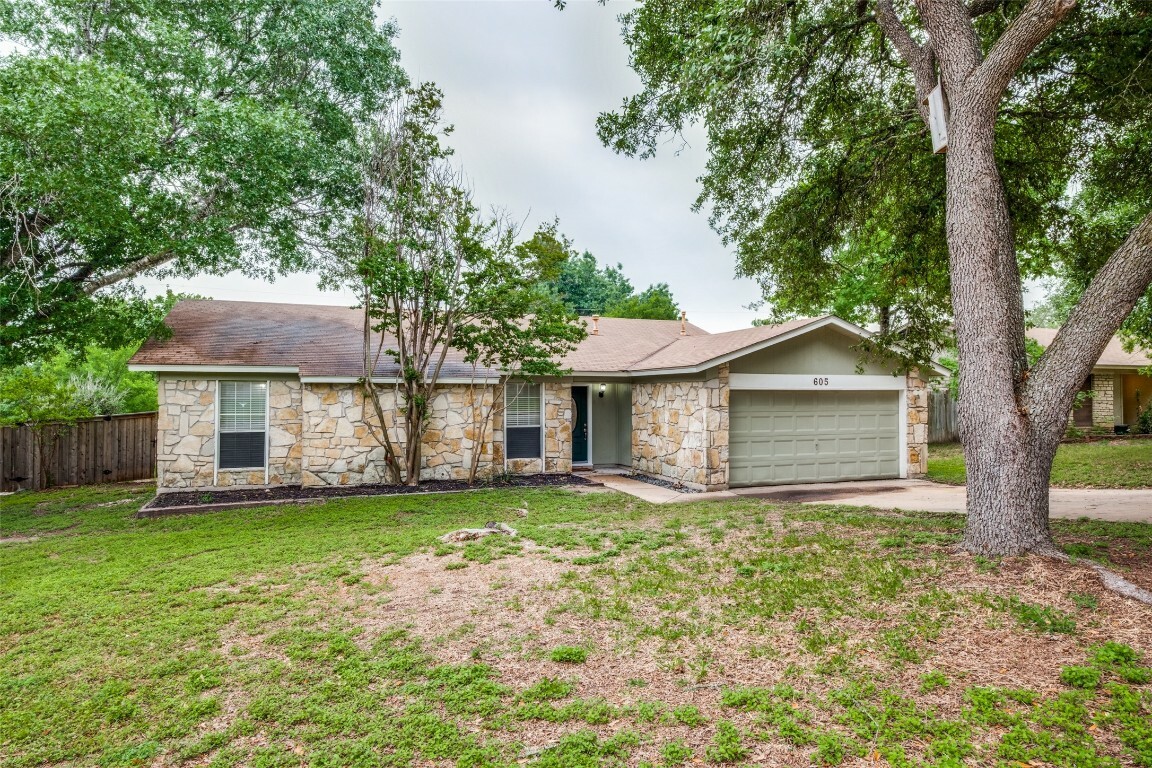 Property Photo: 605 Middleway Road TX 78660