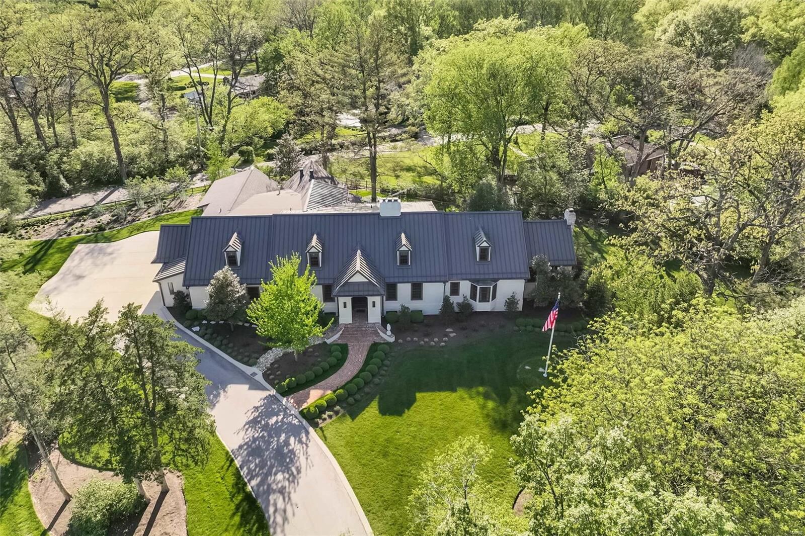 Property Photo: 28 Fair Oaks Drive MO 63124