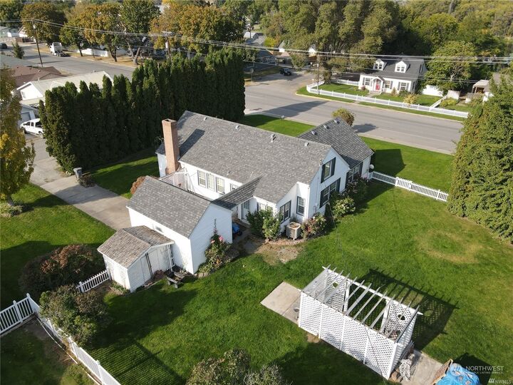 Property Photo:  420 Central Avenue  WA 98844 