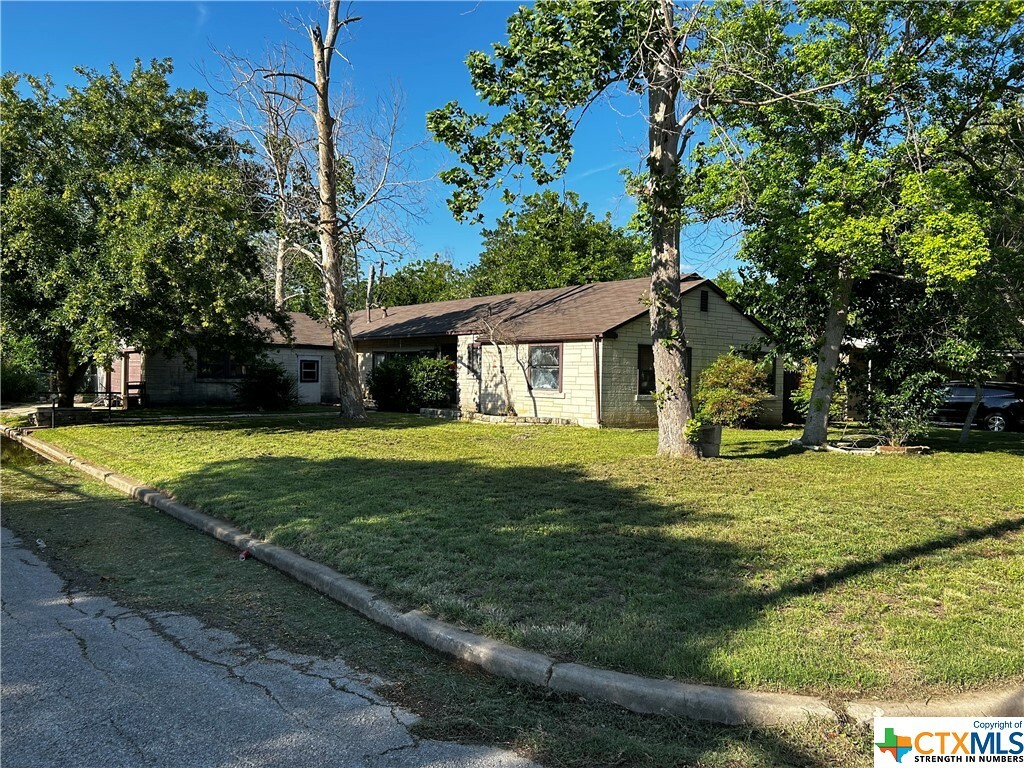 Property Photo:  903 N Cherry Street  TX 78155 