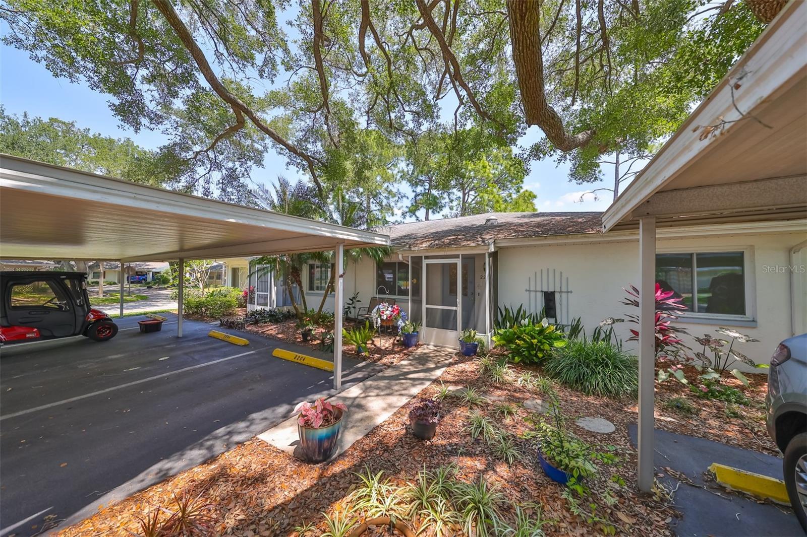 Property Photo: 2204 Horsham Place FL 33573