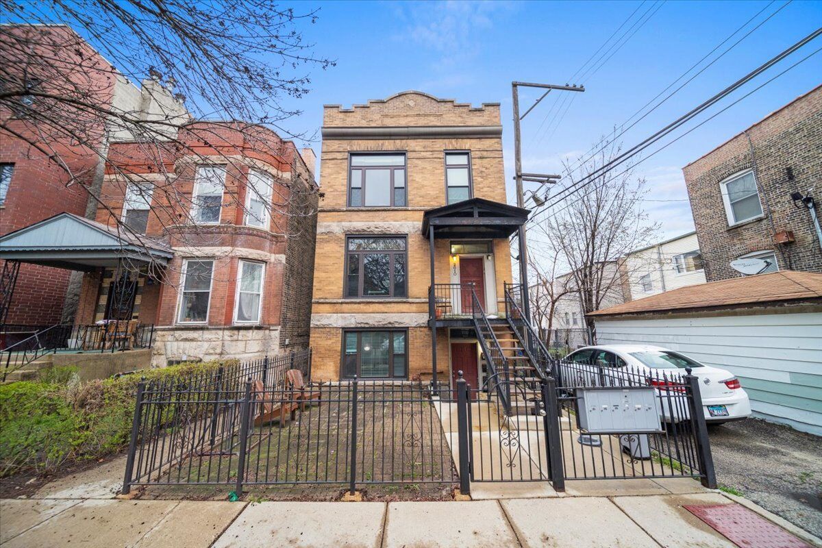 Property Photo: 2610 W Rice Street 1R IL 60622