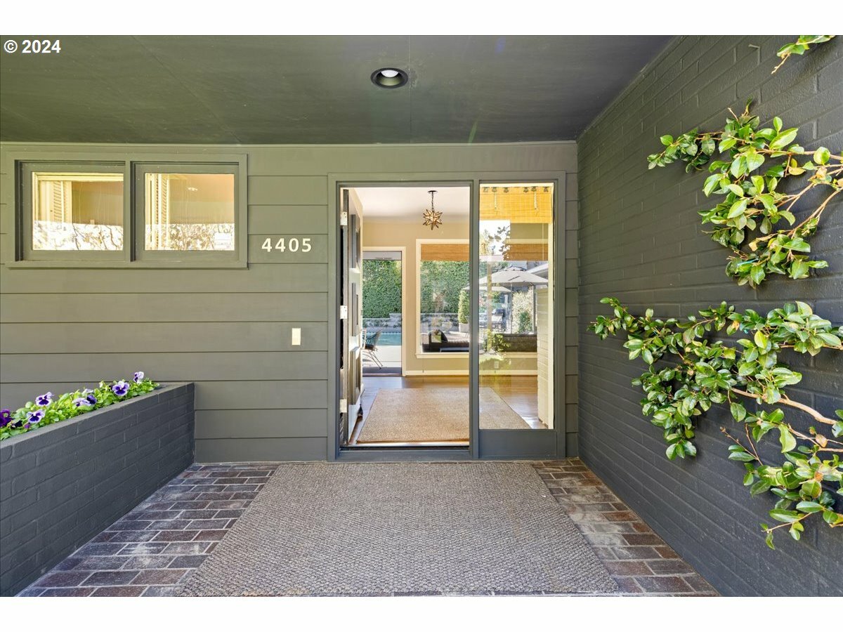 Property Photo:  4405 SW 78th Ave  OR 97225 