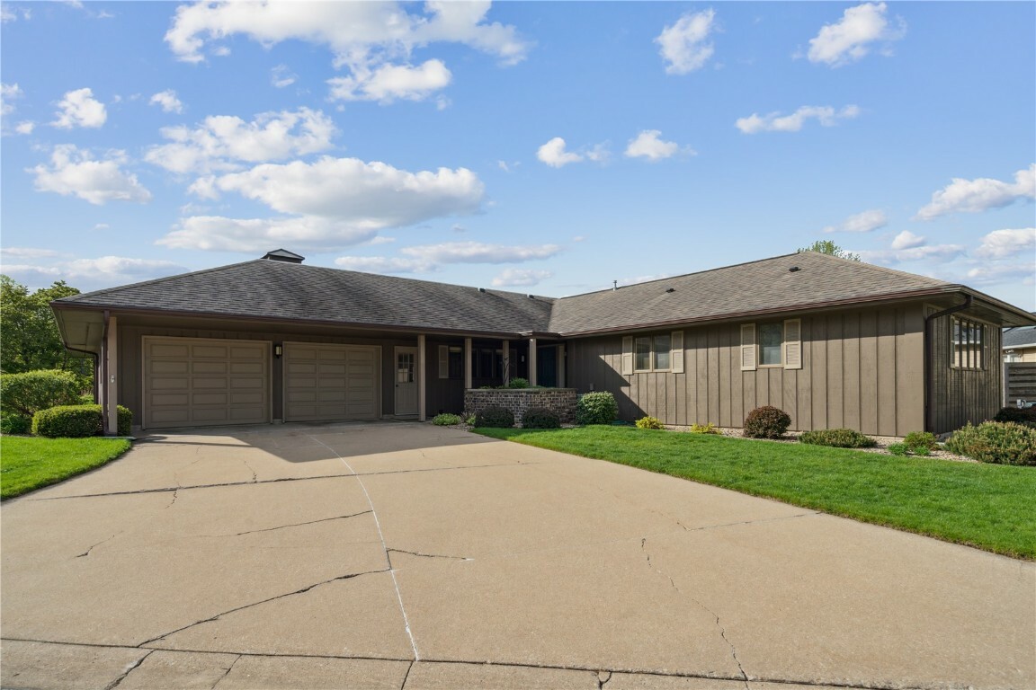 Property Photo:  181 Sedgeford SE  IA 52403 