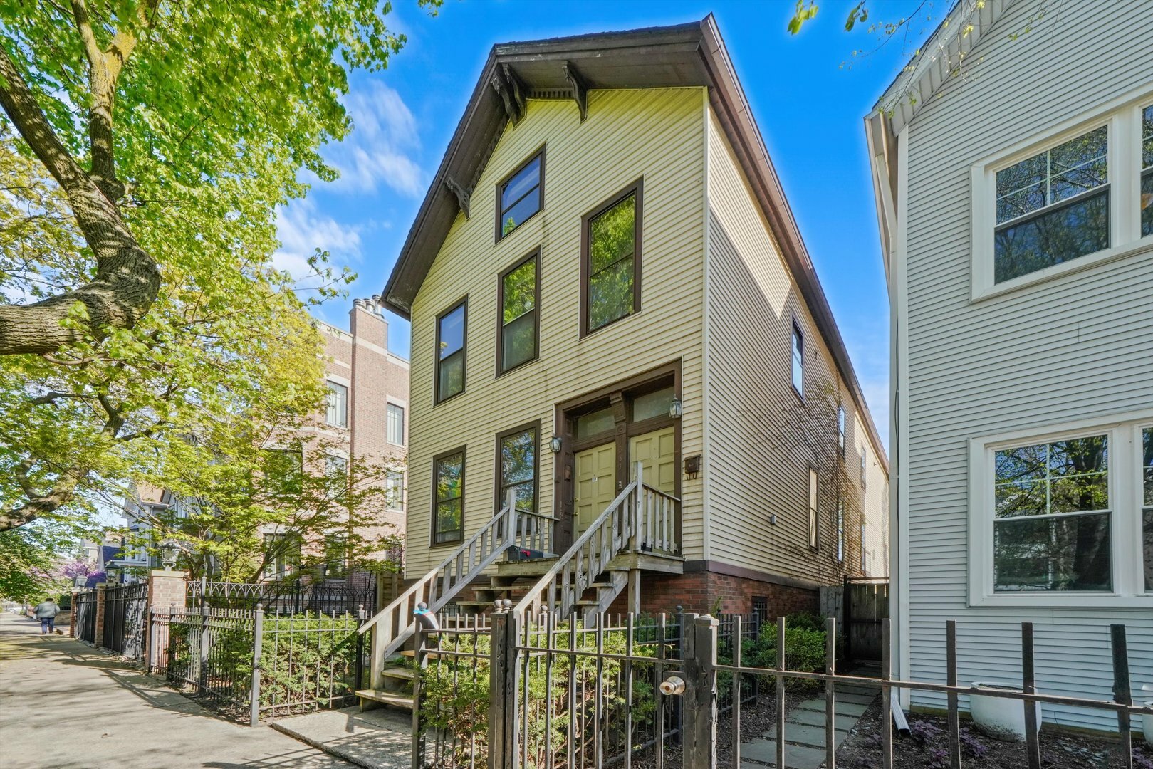 Property Photo: 1337 W Wolfram Street 2F IL 60657