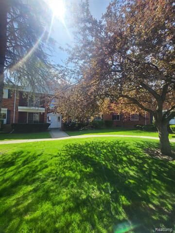 Property Photo: 1775 Huntingwood Lane B MI 48304