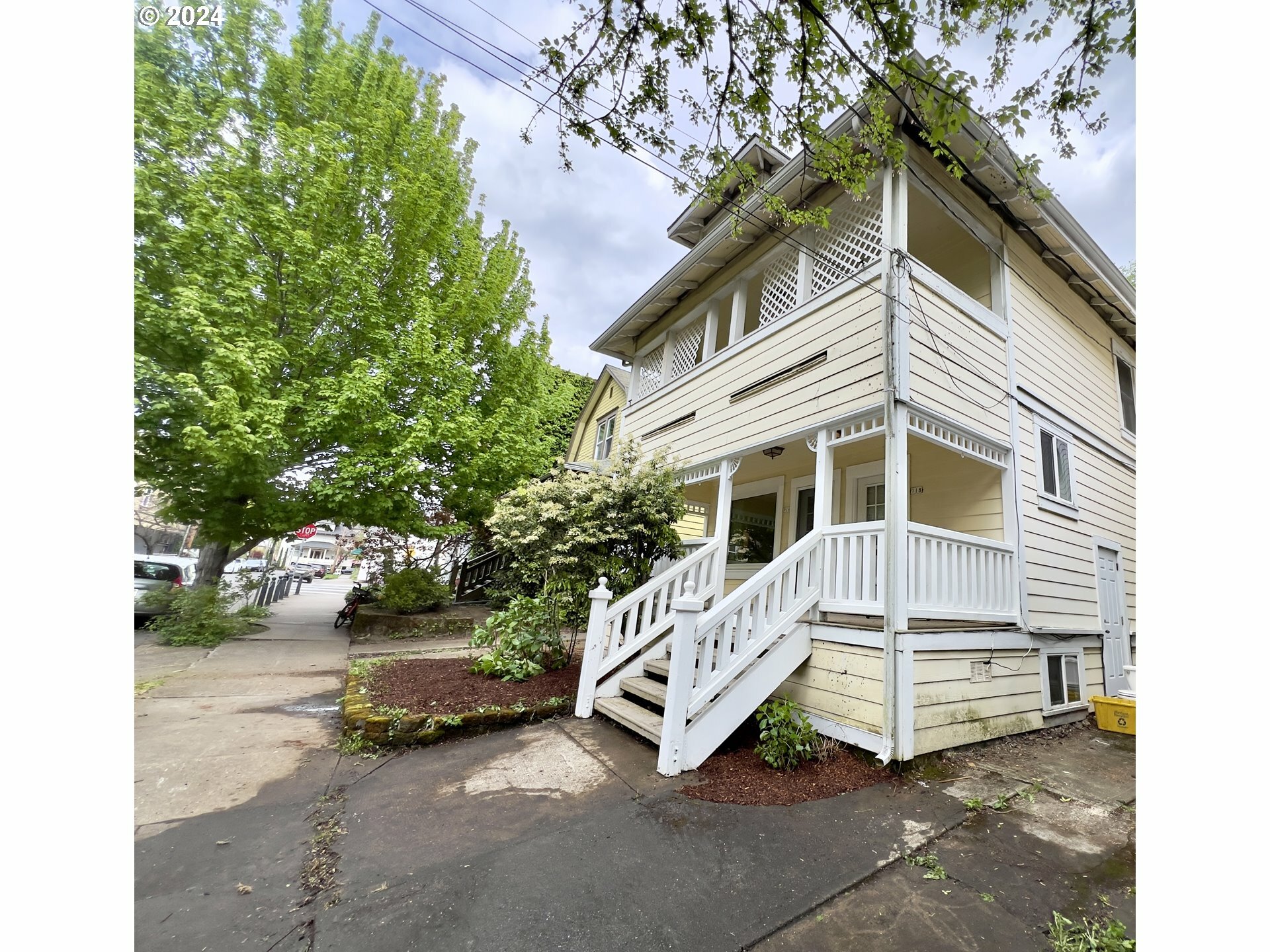Property Photo:  916 SE 35th Ave  OR 97214 