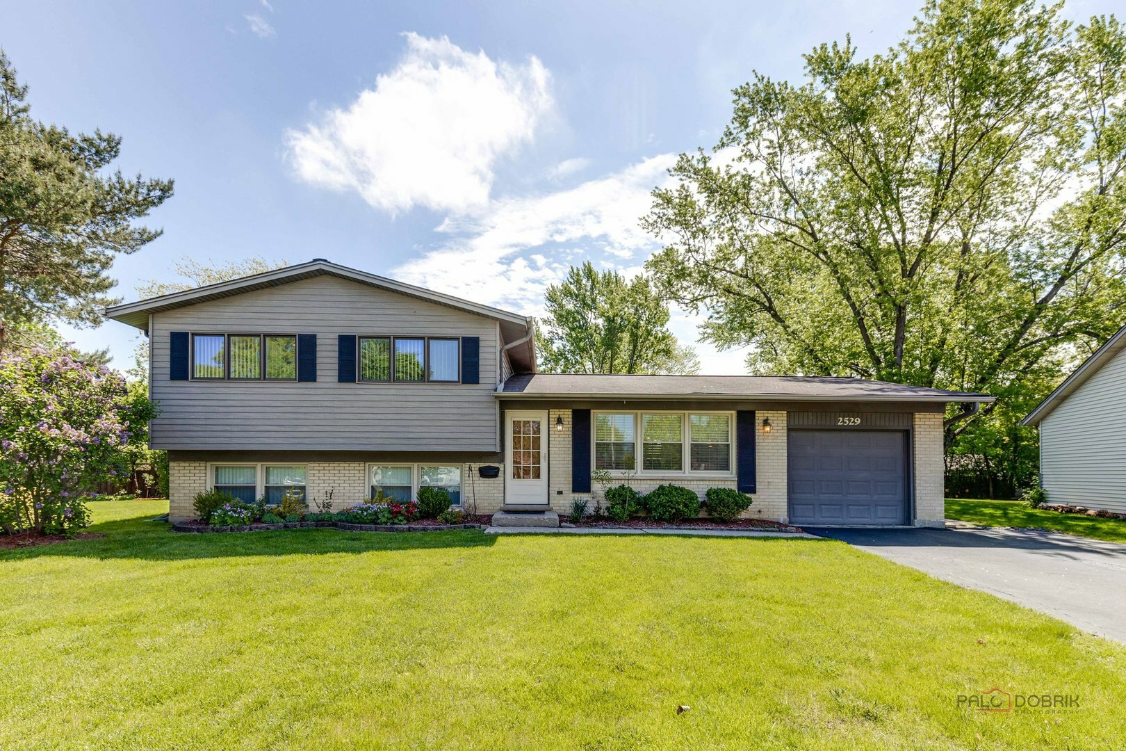 Property Photo:  2529 N Walnut Court  IL 60004 