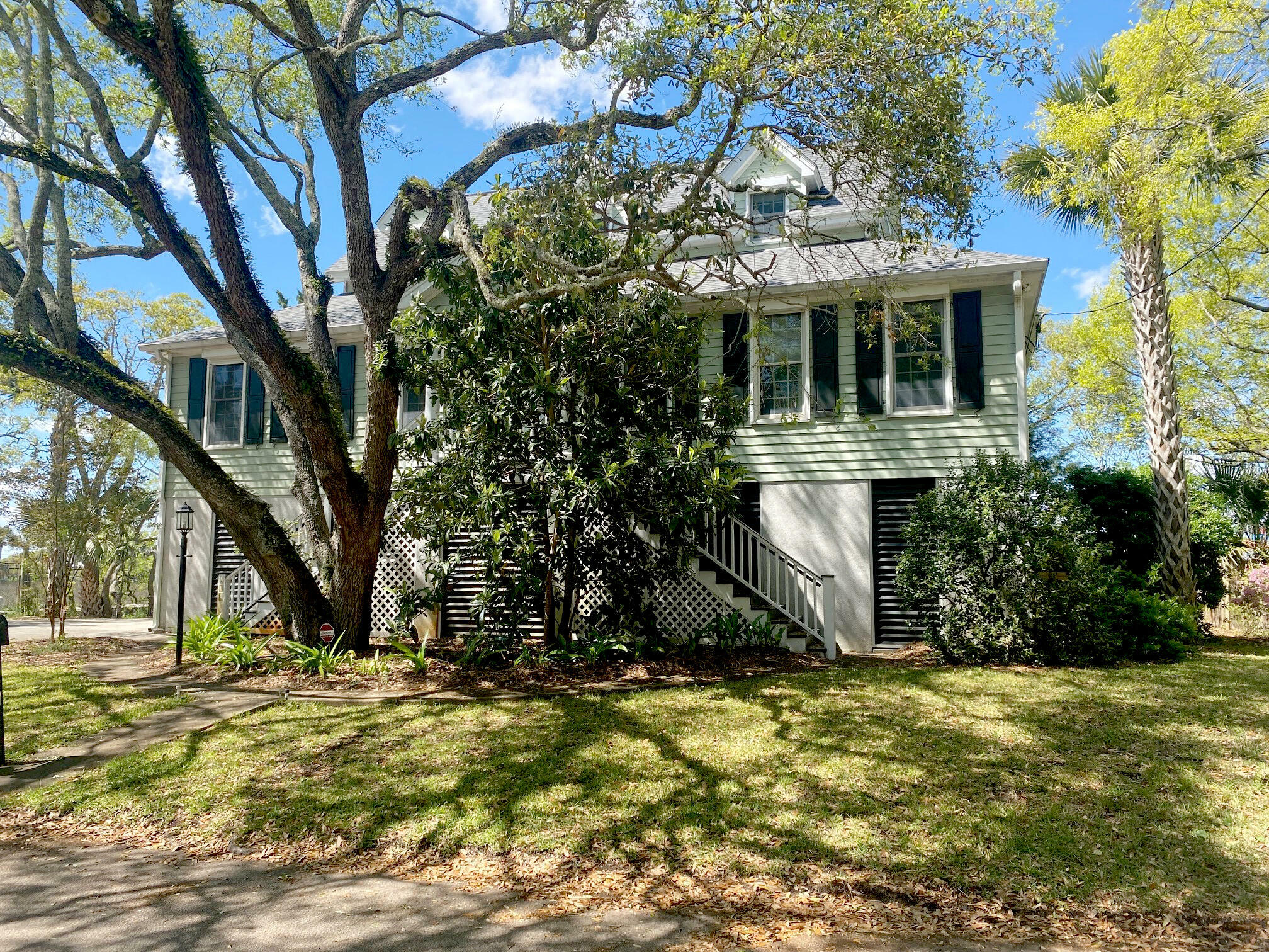 Property Photo:  232 Haddrell Street  SC 29464 