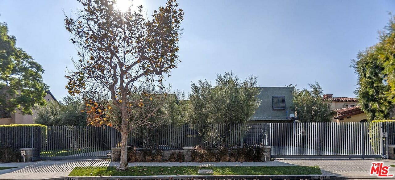 Property Photo: 2771 Forrester Dr CA 90064