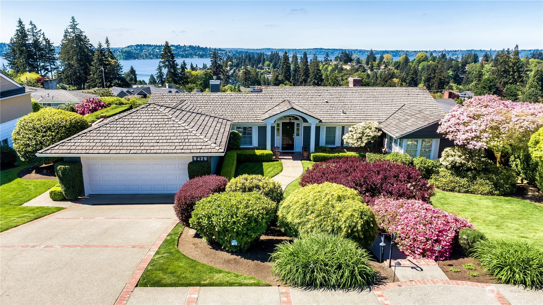 Property Photo: 9429 Vineyard Crest WA 98004