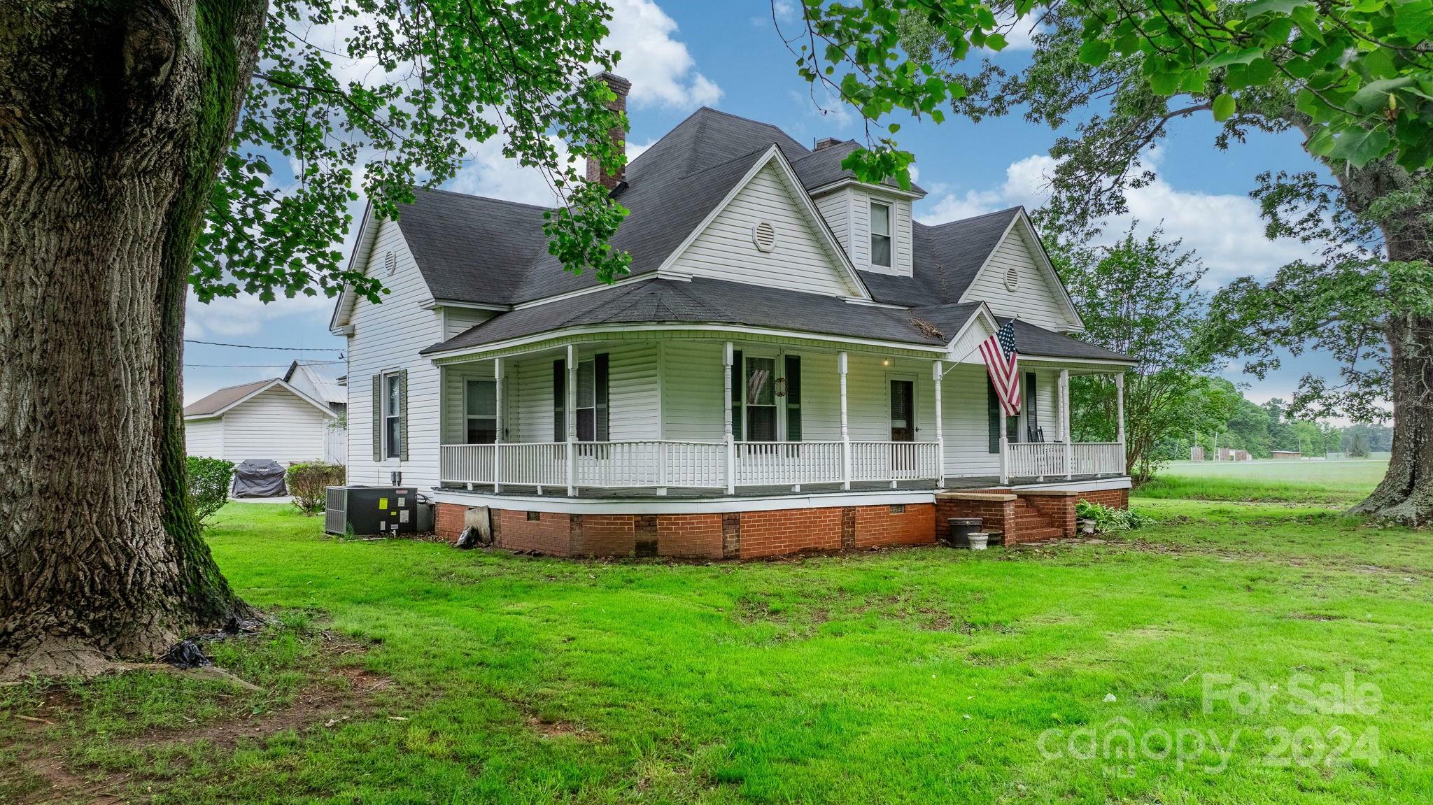 Property Photo:  5124 Old Mountain Road  NC 28678 