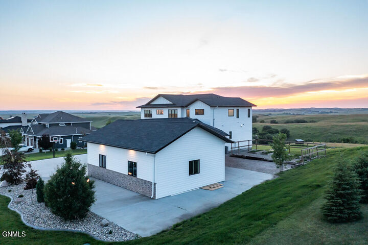 7 bed Bismarck home for sale 330 Watercress Avenue, Bismarck, ND 58503