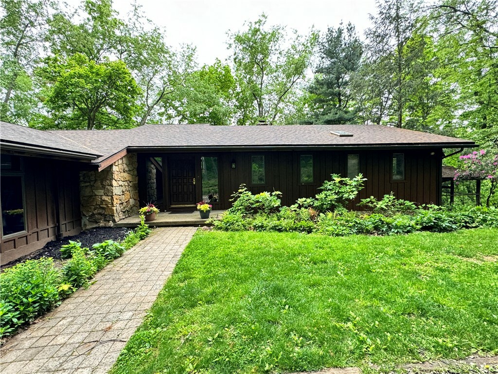 Property Photo:  125 Tall Oaks Ln  PA 15068 