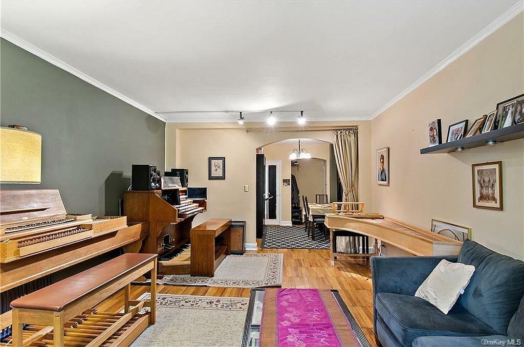 Property Photo:  104 Pinewood Road 2E  NY 10530 