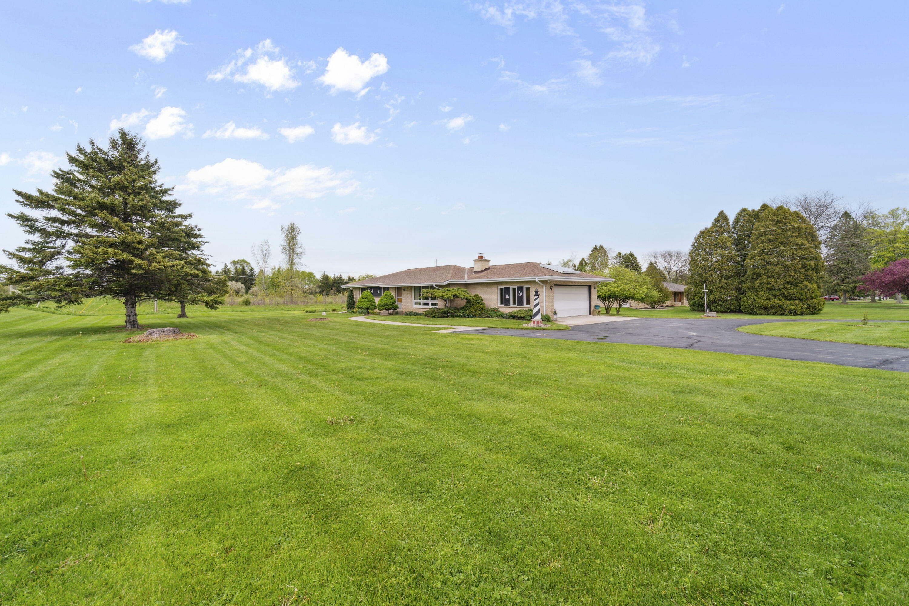 Property Photo: 5912 Eastwood Ln WI 53024