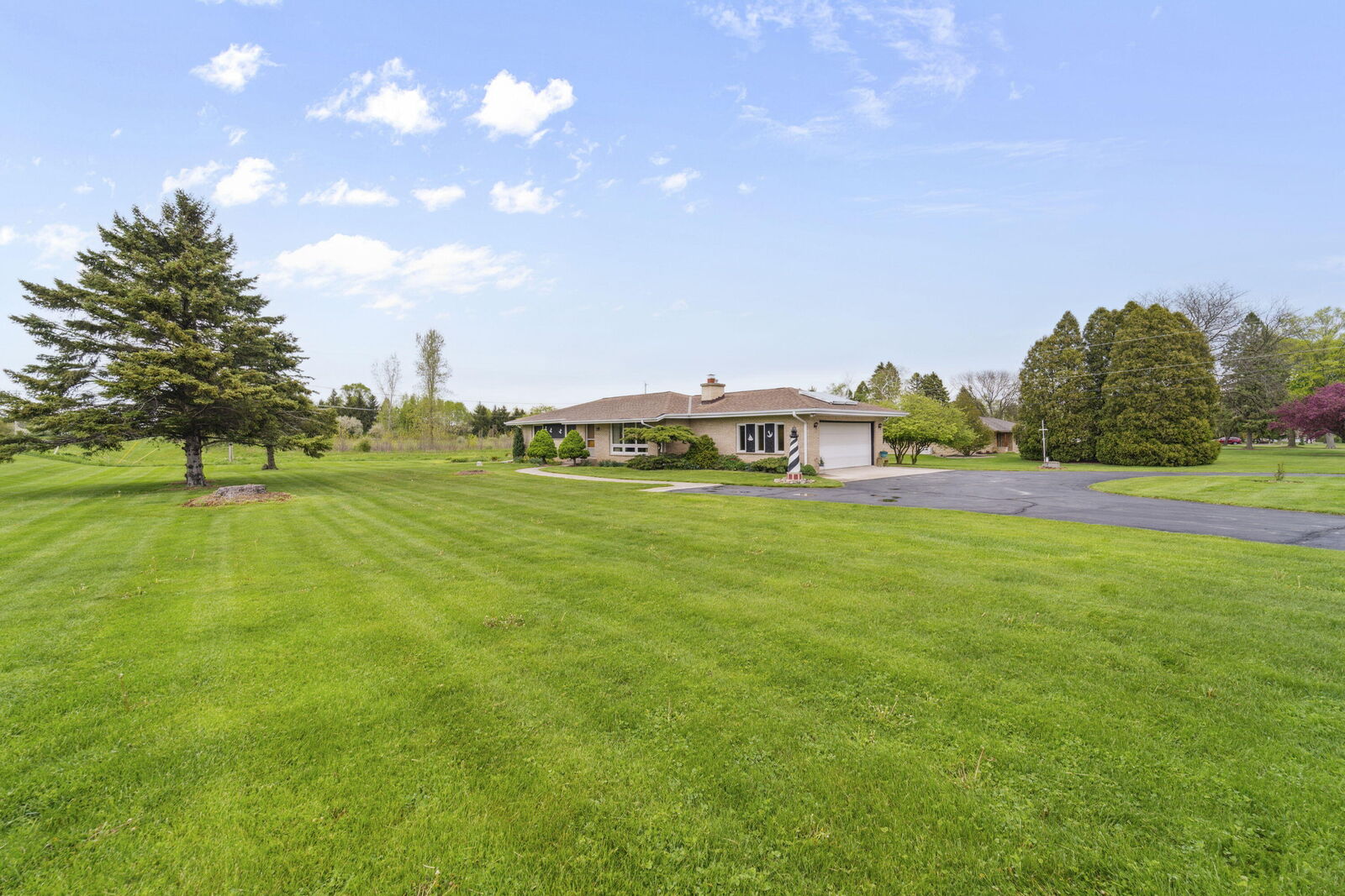 Property Photo:  5912 Eastwood Ln  WI 53024 
